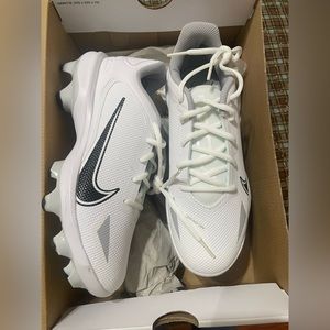 Boys size 6.5 Nike baseball cleats